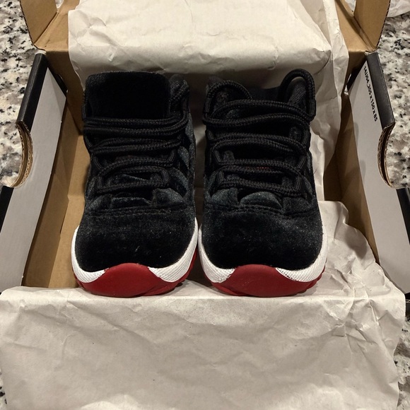 Jordan 11 - Black Velvet - Picture 2 of 5